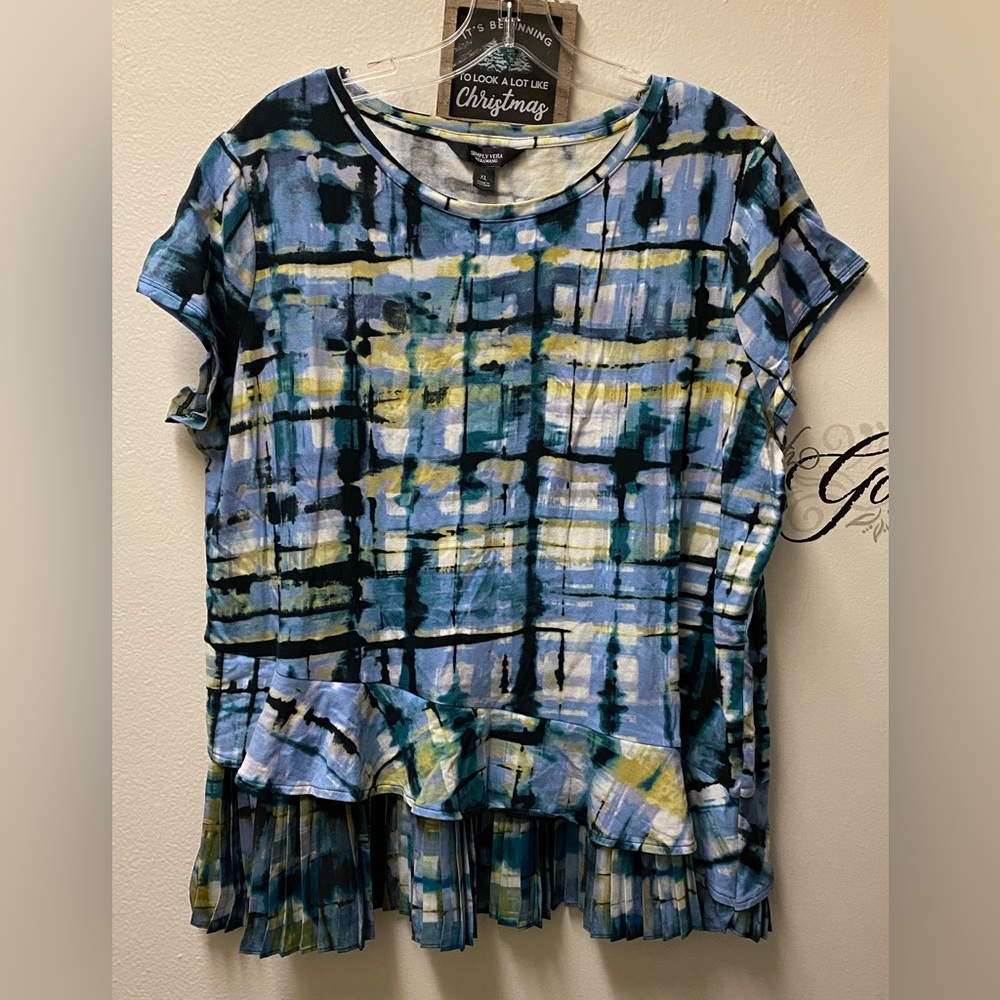 3/$50 NWOT Simply Vera, Vera Wang asymmetrical short sleeved top, size XL.